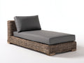 Sonnenliege mit breiter Polsterauflage - Polyrattan und Stoff - 205 x 85 x 78 cm - Braun und Dunkelgrau - Niedrige Gartenliege im Loungedesign